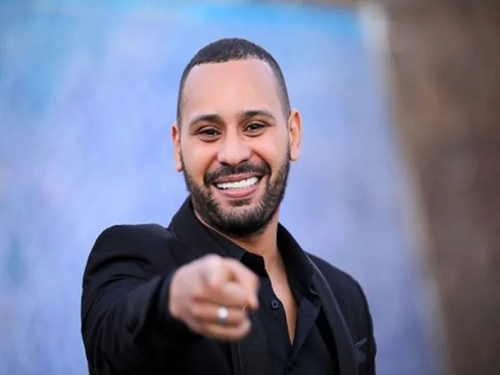 الفنان محمد الريفي يصرخ في شوارع المغرب بسبب أمه (فيديو)