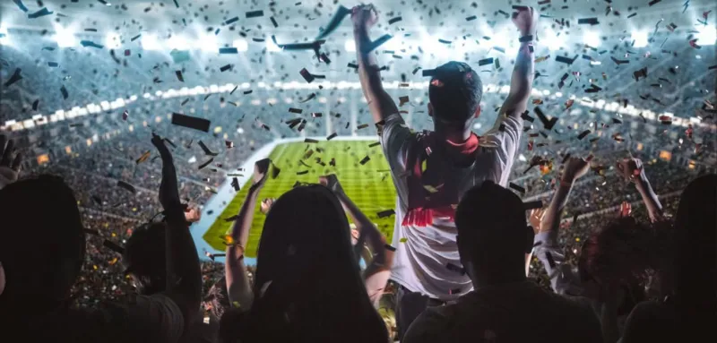 مشجع عربي يعيد كأسًا مسروقة لناديه وفاءً لتاريخه العريق