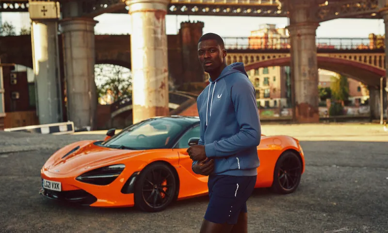 لعشاق السوبر كارز.. ملابس رياضية مستوحاة من سيارات ماكلارين (صور) 