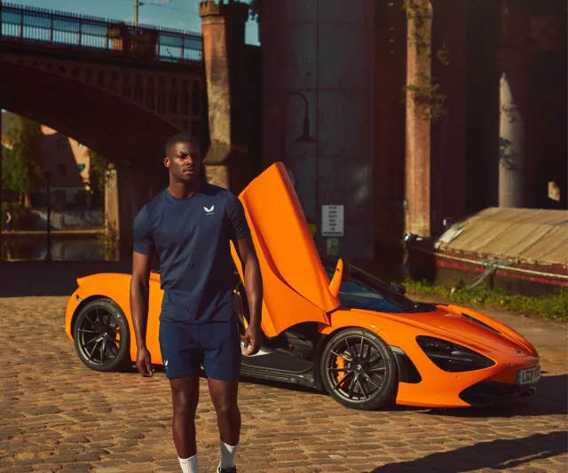 لعشاق السوبر كارز.. ملابس رياضية مستوحاة من سيارات ماكلارين (صور) 