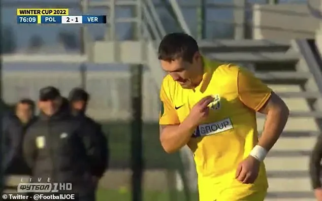 بطل عالم في الملاكمة يتحول لكرة القدم ويصدم الجميع بأدائه (فيديو)