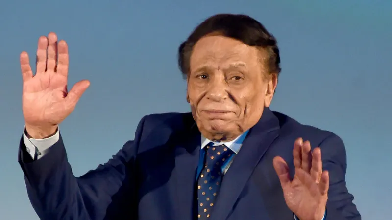 من جديد.. الشائعات تطارد عادل إمام