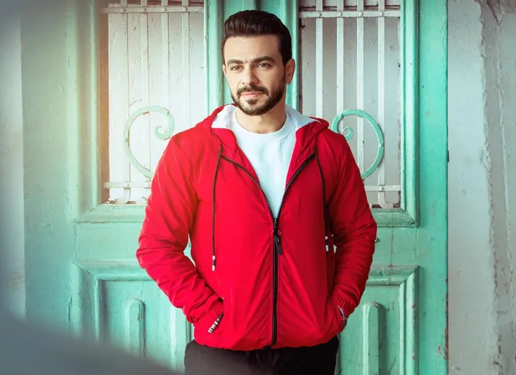 كريم الحسيني فنان مصري يبيع قهوة على الطريق