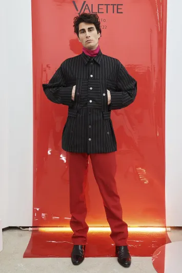 كيف تتقن ارتداء وتنسيق البنطلون الأحمر