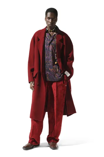 كيف تتقن ارتداء وتنسيق البنطلون الأحمر