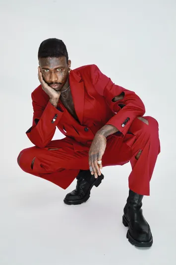 كيف تتقن ارتداء وتنسيق البنطلون الأحمر