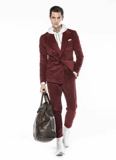 كيف تتقن ارتداء وتنسيق البنطلون الأحمر