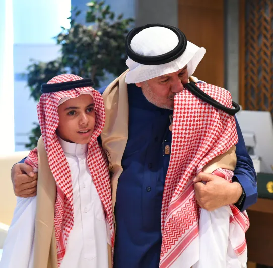 الدكتور عبدالله الربيعة يلتقي التوأمين السياميين المصريين حسن ومحمود