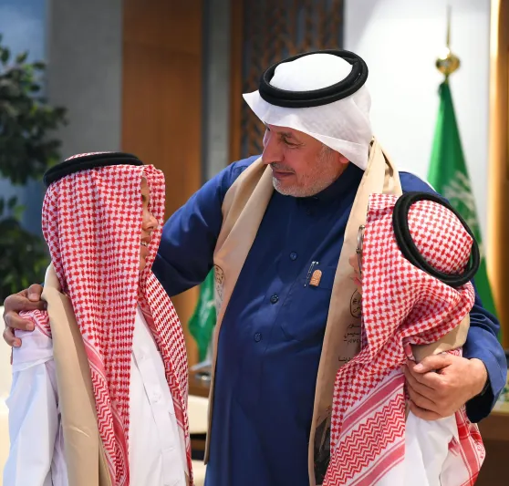 الدكتور عبدالله الربيعة يلتقي التوأمين السياميين المصريين حسن ومحمود