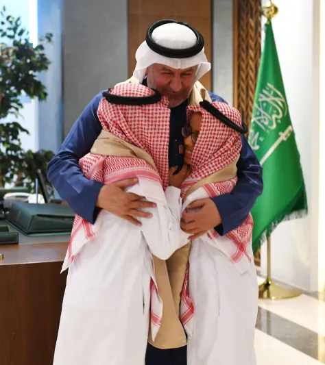 الدكتور عبدالله الربيعة يلتقي التوأمين السياميين المصريين حسن ومحمود