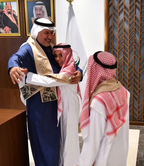 الدكتور عبدالله الربيعة يلتقي التوأمين السياميين المصريين حسن ومحمود