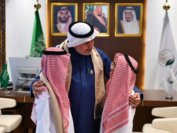 الدكتور عبدالله الربيعة يلتقي التوأمين السياميين المصريين حسن ومحمود