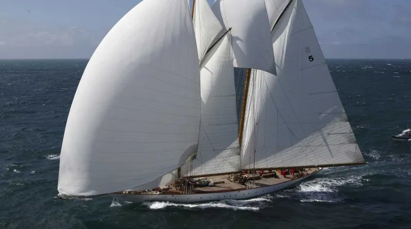 «إليونورا» يخت سباق كلاسيكي يتجول بك في البحر المتوسط