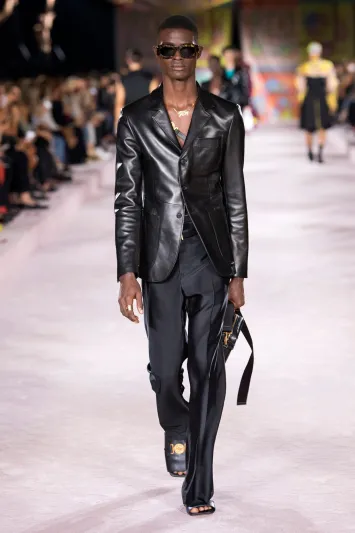 تعرف على مجموعة فيرساتشي لأزياء الرجال لشتاء 2022