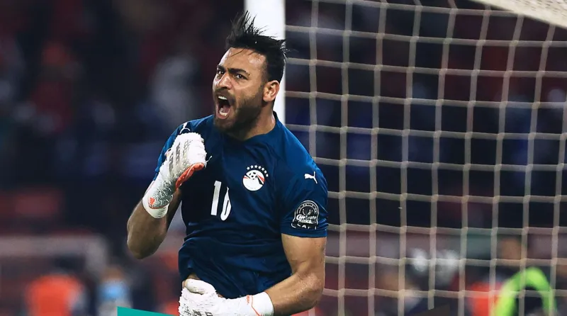 أثارت الجدل.. ما الذي كان مكتوبًا على زجاجة مياه حارس منتخب مصر؟