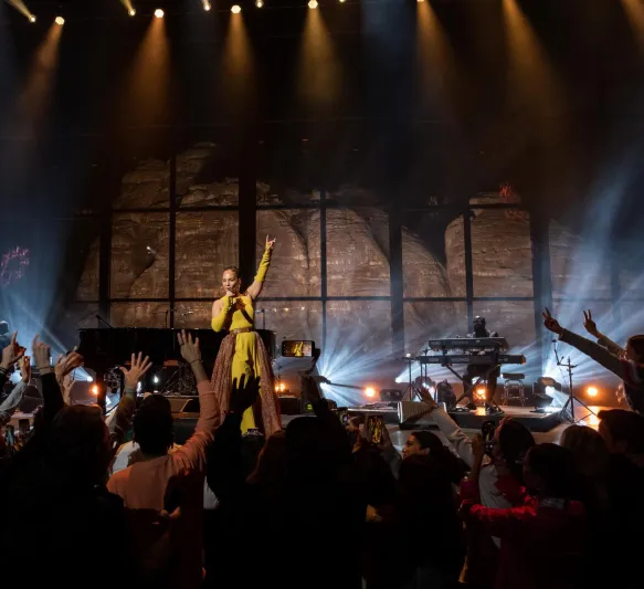 الفنانة الأمريكية أليشيا كيز تبهر جماهير العلا على مسرح المرايا 