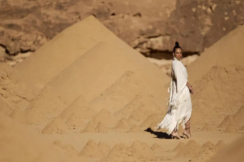 الفنانة الأمريكية أليشيا كيز تبهر جماهير العلا على مسرح المرايا 