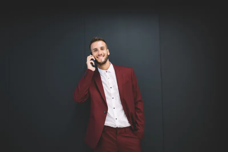 كيف تتقن ارتداء وتنسيق البنطلون الأحمر