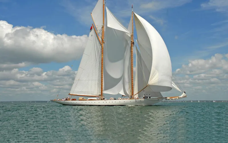 «إليونورا» يخت سباق كلاسيكي يتجول بك في البحر المتوسط