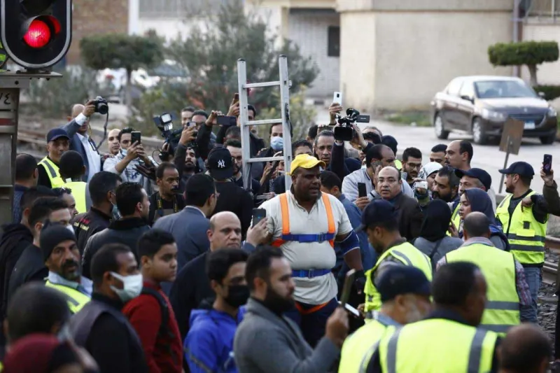 مصري يسحب عربة مترو الأنفاق بذراعيه ويدخل غينيس (فيديو)