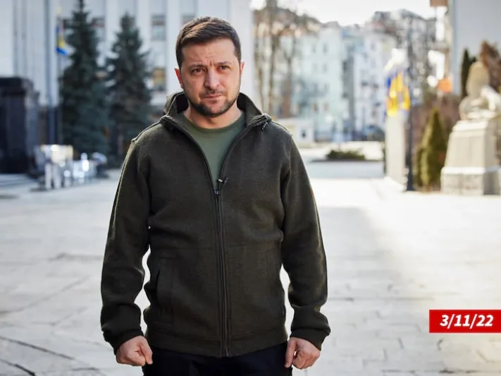 إطلالة مغايرة لـ«ماكرون».. فهل يسعى لتقليد الرئيس الأوكراني؟! (صور)