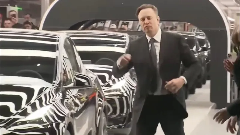 إيلون ماسك يرقص فرحًا في ألمانيا بسبب تيسلا (فيديو)