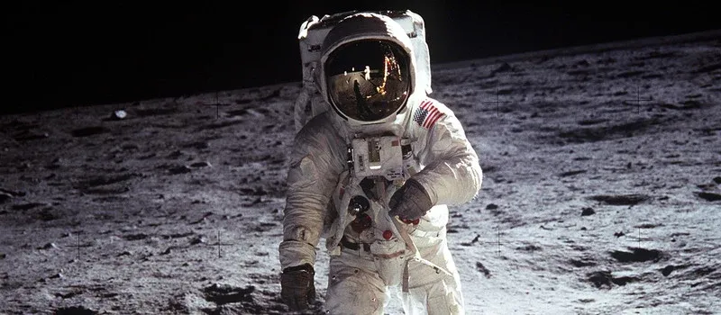 وكالة ناسا تفتح عينة من تراب القمر بعد 50 عامًا من الحصول عليه