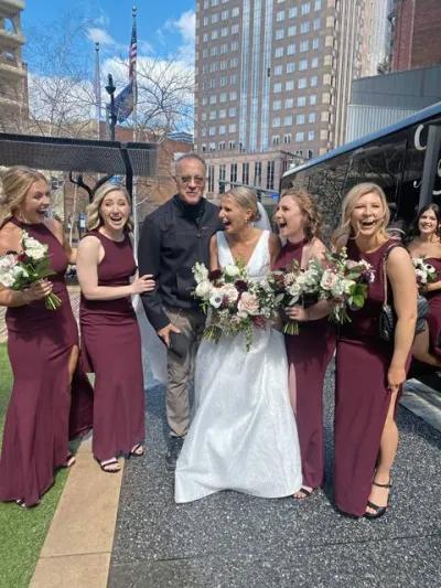 توم هانكس يفاجئ عروسًا في حفل زفافها (صور)