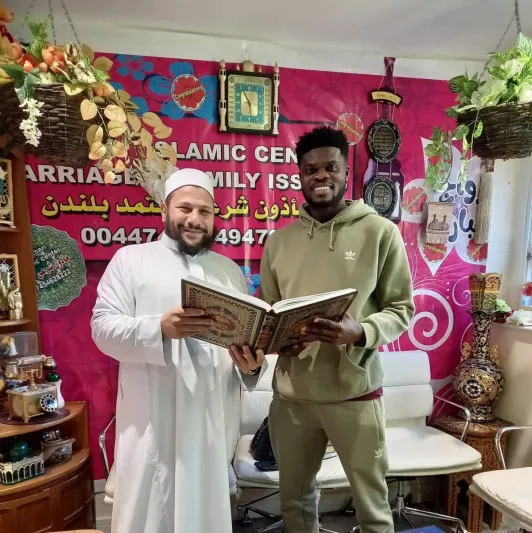 حقيقة اعتناق توماس بارتي نجم أرسنال الإسلام