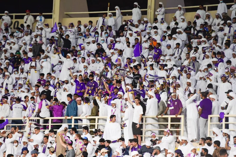 جمهور الوحدة الإماراتي يقتحم الملعب ويعتدي على لاعبي العين (فيديو)