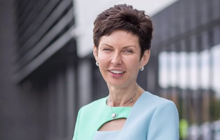 بريطانية تحصل على أعلى راتب في العالم بقيمة 400 مليون دولار سنويًا