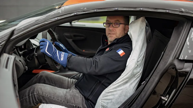 هذا الرجل يقود جميع سيارات «بوغاتي» قبل مالكها! (فيديو)