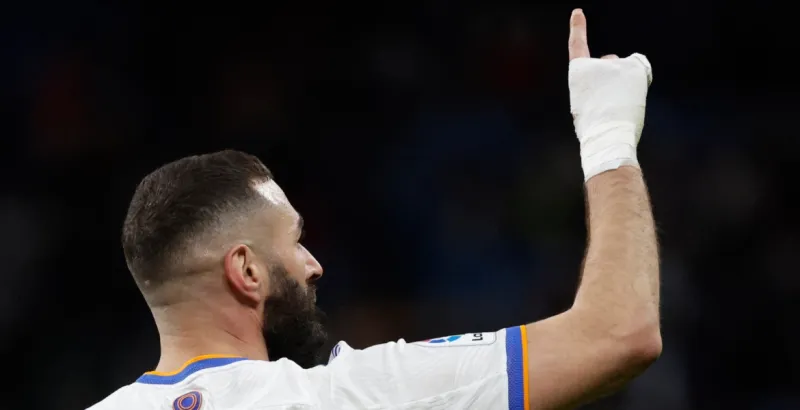 الكشف عن سر الضمادة التي يرتديها بنزيما منذ 3 سنوات