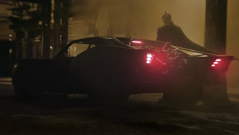 دبي تعرض سيارة «الرجل الوطواط» تزامنًا مع إطلاق الفيلم (فيديو)