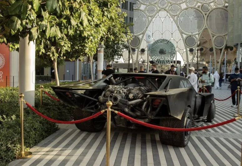 دبي تعرض سيارة «الرجل الوطواط» تزامنًا مع إطلاق الفيلم (فيديو)