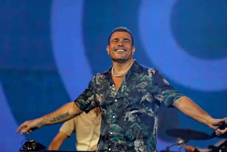 كم يبلغ سعر قميص عمرو دياب في حفل ختام موسم الرياض؟