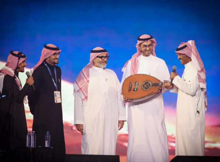 عود مطرز بالذهب للفنان خالد عبدالرحمن في ليلة "مخاوي الليل" (فيديو)