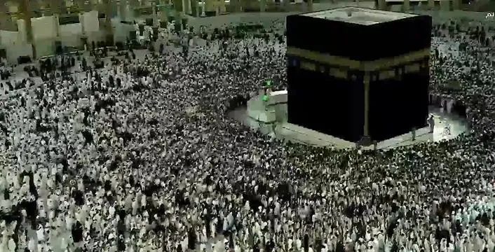 شاهد مشهد مهيب بفجر أول جمعة من دون تباعد في الطواف حول الكعبة (فيديو)