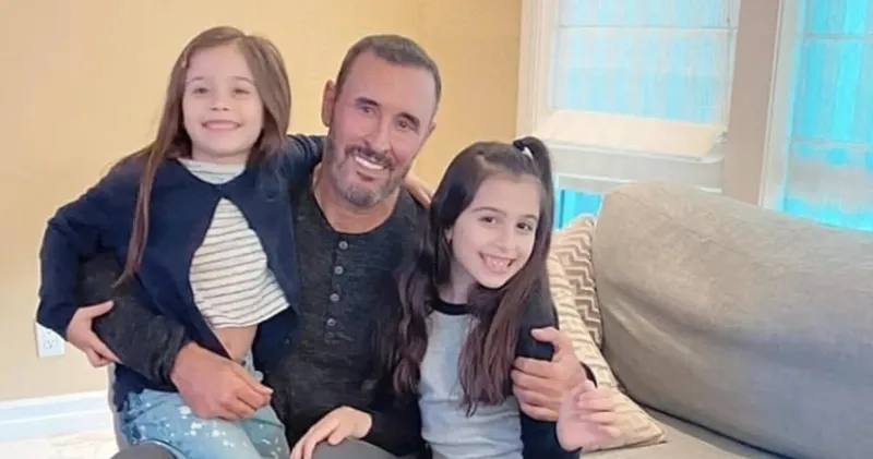 حفيدتا كاظم الساهر تغنيان معه على المسرح (فيديو)