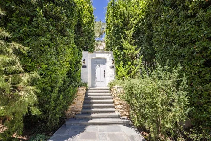 ليوناردو دي كابريو يبيع قصرًا ومنزلاً.. فهل يمر بضائقة مادية؟