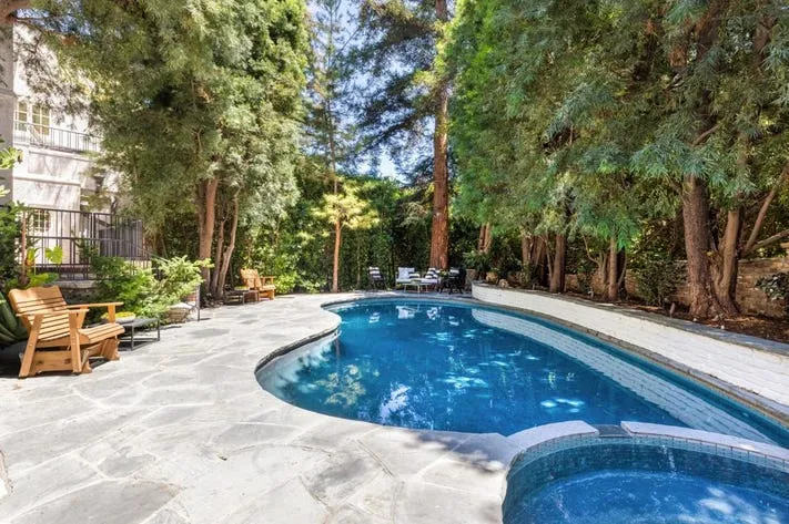 ليوناردو دي كابريو يبيع قصرًا ومنزلاً.. فهل يمر بضائقة مادية؟