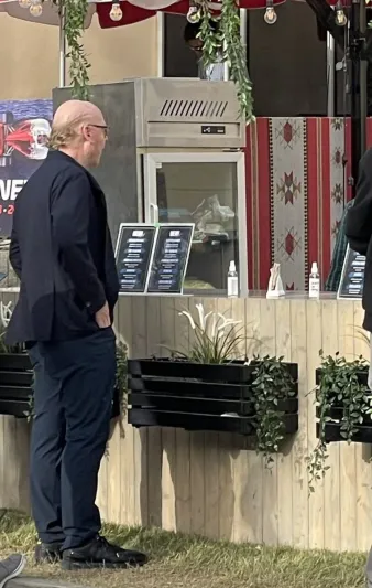 مالك مانشستر يونايتد يصطف للحصول على وجبة مجانية في دولة عربية! 