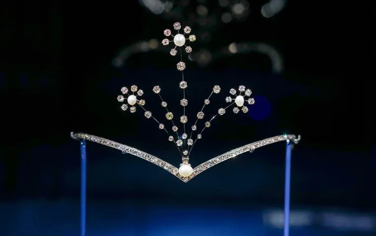 معرض «حلم التاج» يجمع التيجان الملكية وتراث السعودية في الرياض