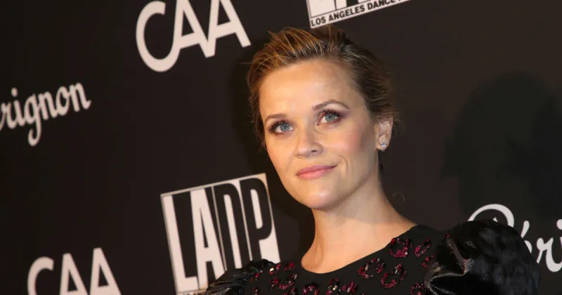 بعد عامين من شرائه.. «ريس ويذرسبون» تطرح قصرها للبيع بسعر خيالي (صور)