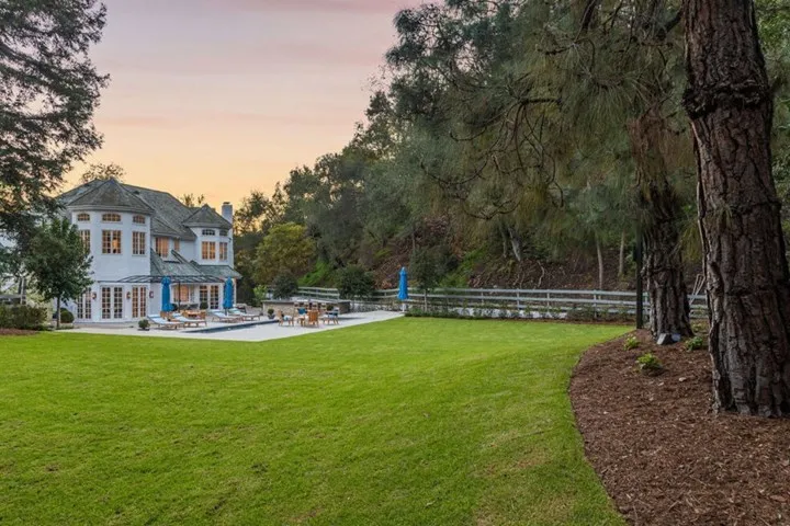 بعد عامين من شرائه.. «ريس ويذرسبون» تطرح قصرها للبيع بسعر خيالي (صور)