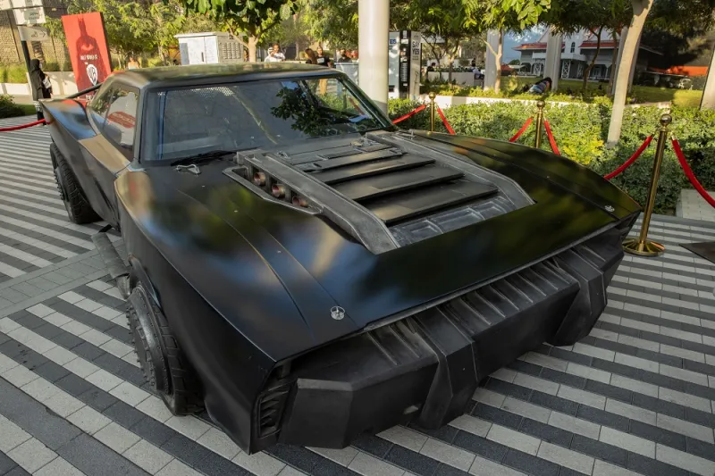 دبي تعرض سيارة «الرجل الوطواط» تزامنًا مع إطلاق الفيلم (فيديو)