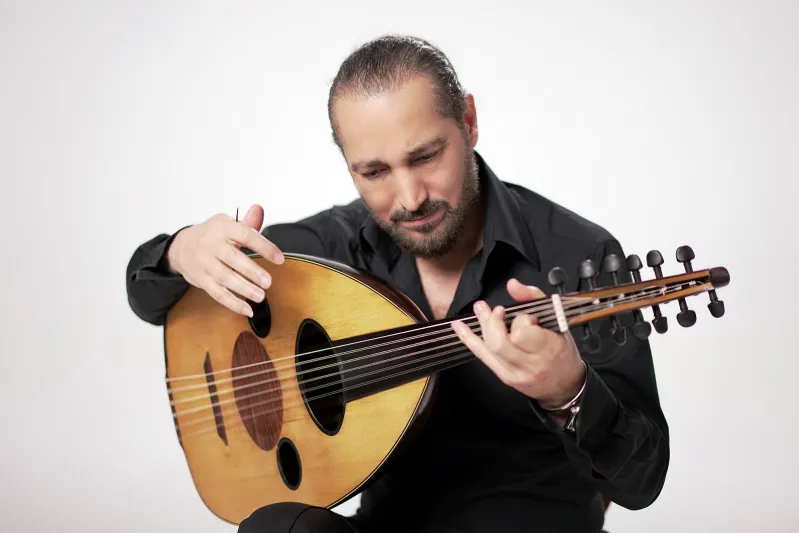 في حفل من العصور القديمة.. نصير شمة يعزف أنغامًا ساحرة في العلا 