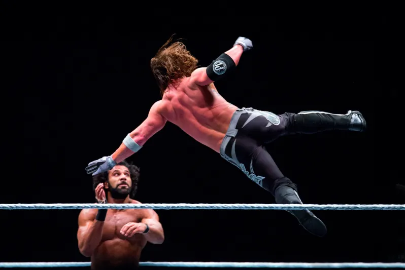 سقوط مدوٍ يكسر رقبة مصارع شهير (فيديو)