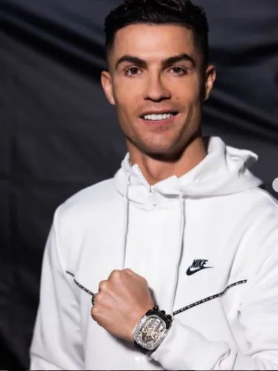 كريستيانو رونالدو يدلل نفسه بساعة ألماسية بمليون دولار (فيديو)