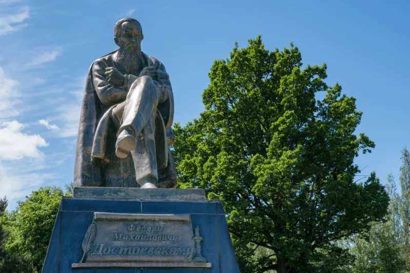 من هو دوستويفسكي وما أبرز كتبه ورواياته؟